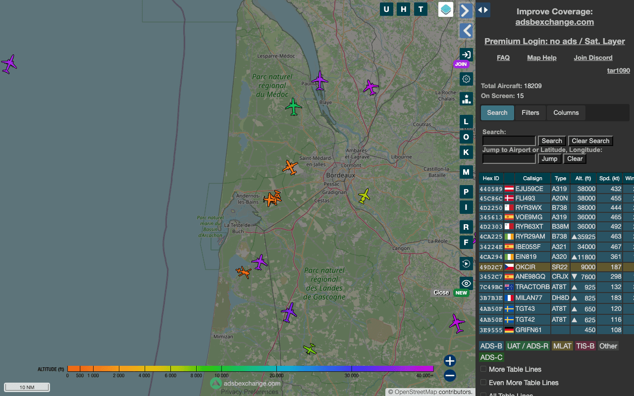 Carte ADS-B Exchange centrée sur le bassin d'Arcachon et les Landes de Gascogne le 28 juillet, montrant plusieurs appareils à basse altitude et le tableau des indicatifs, types et altitudes en temps réel