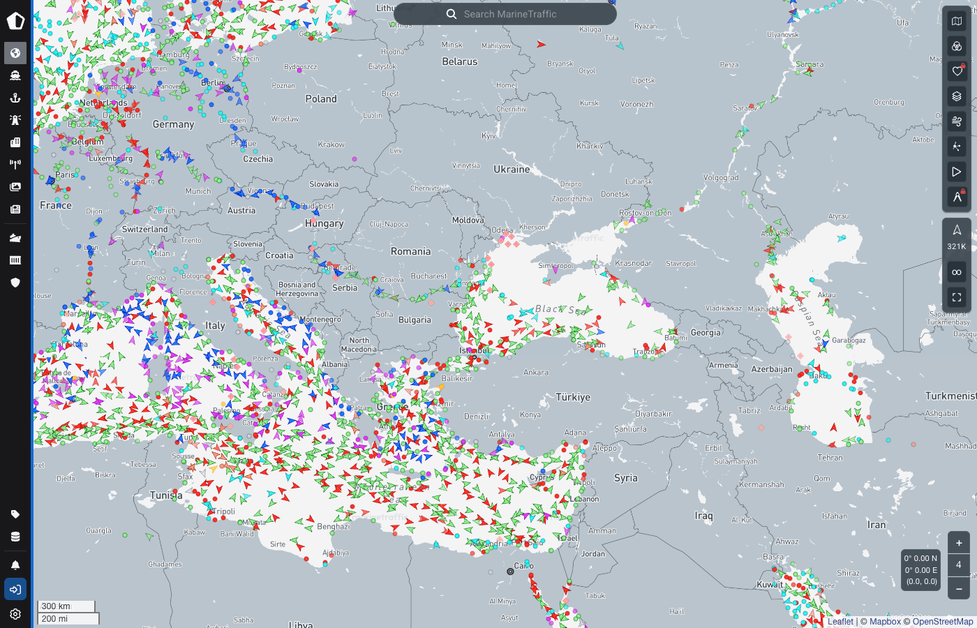 Carte en direct de MarineTraffic centrée sur la mer Noire et la Méditerranée orientale, montrant plusieurs centaines de navires suivis en temps réel par code couleur selon leur type