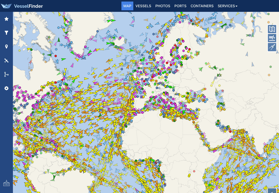Carte mondiale de VesselFinder montrant les grandes routes commerciales maritimes, avec des milliers de navires suivis en temps réel entre l'Europe, l'Afrique et l'Asie