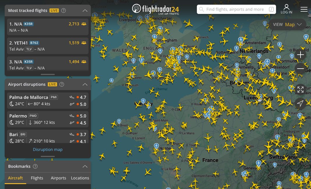 Carte en direct de Flightradar24 montrant des centaines d'avions suivis en temps réel au-dessus de la France, du Royaume-Uni et du Benelux, avec le classement des vols les plus suivis